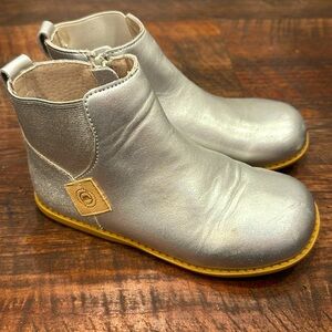 Livie and Luca girls Wink silver booties. Vguc size 2